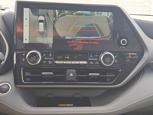 Used 2024 Toyota Highlander Limited image 29