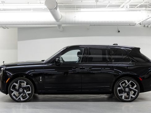 New 2026 Rolls-Royce Cullinan Black Badge image 2