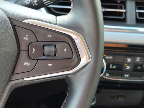 Used 2025 Chevrolet Trax LT w/ LT Convenience Package FWD image 16