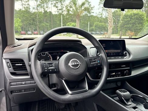 Used 2023 Nissan Rogue SV FWD image 8