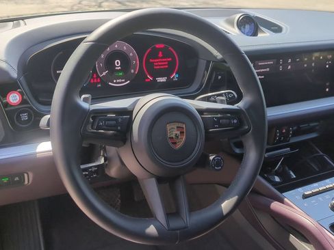 Used 2024 Porsche Cayenne AWD/4WD image 14