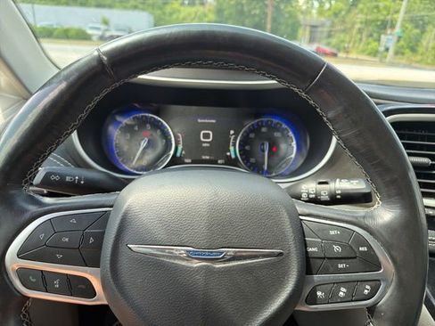 Used 2021 Chrysler Pacifica Touring-L FWD image 23