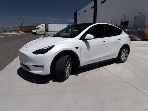 Used 2023 Tesla Model Y Long Range AWD/4WD image 3