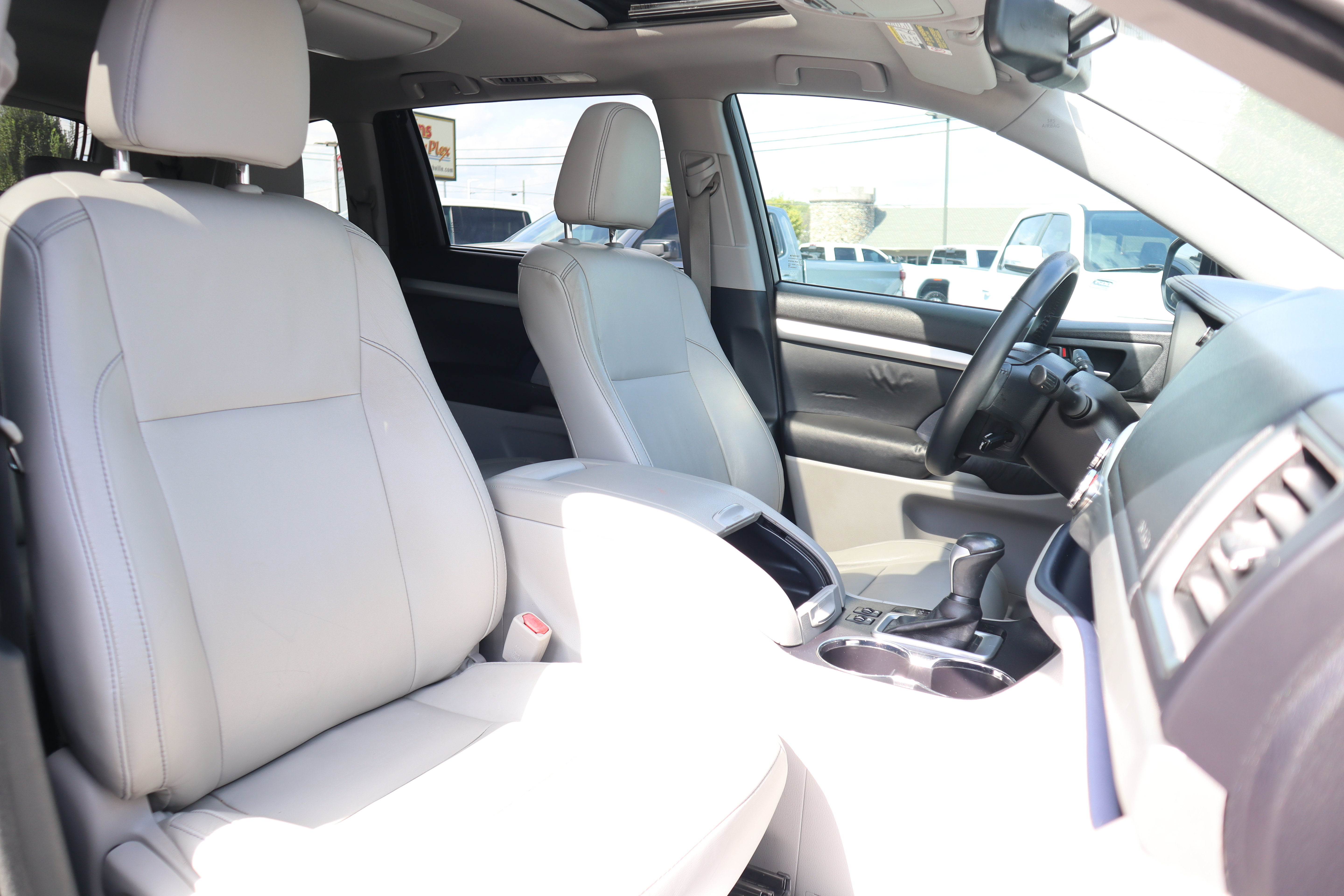 Used 2015 Toyota Highlander XLE FWD image 32