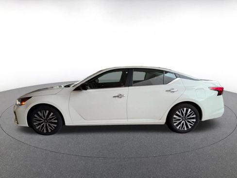 Used 2025 Nissan Altima 2.5 SV FWD image 9