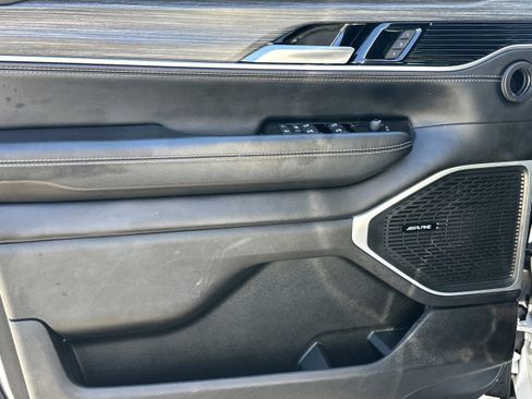 Used 2024 Jeep Wagoneer Series II w/ Flexible Seating Group RWD image 10
