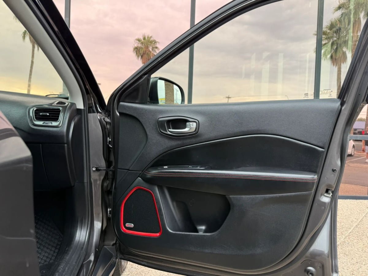 Used 2019 Jeep Compass Trailhawk w/ Leather Interior Group AWD/4WD image 32