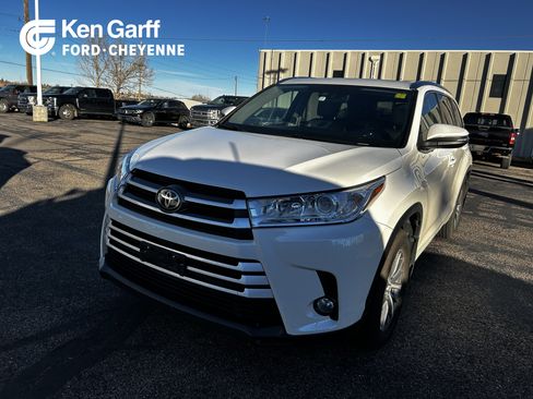 Used 2018 Toyota Highlander SE image 1