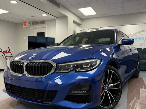 Used 2022 BMW 330e w/ M Sport Package RWD image 3