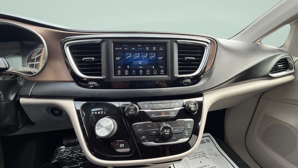 Used 2018 Chrysler Pacifica Touring-L FWD image 19