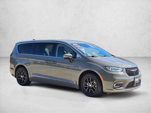 Used 2023 Chrysler Pacifica Touring-L FWD image 3