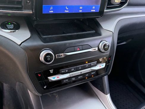 Used 2020 Ford Explorer XLT w/ Equipment Group 202A AWD/4WD image 11