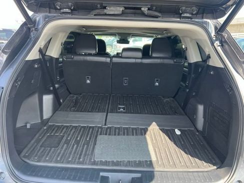 Used 2022 Toyota Highlander XLE FWD image 9