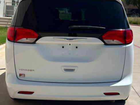 Used 2020 Chrysler Voyager L FWD image 10