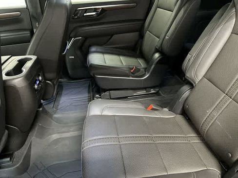 Used 2025 Chevrolet Suburban High Country AWD/4WD image 11