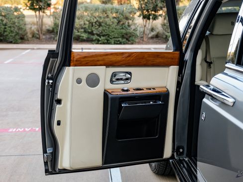 Used 2014 Rolls-Royce Phantom Sedan image 83