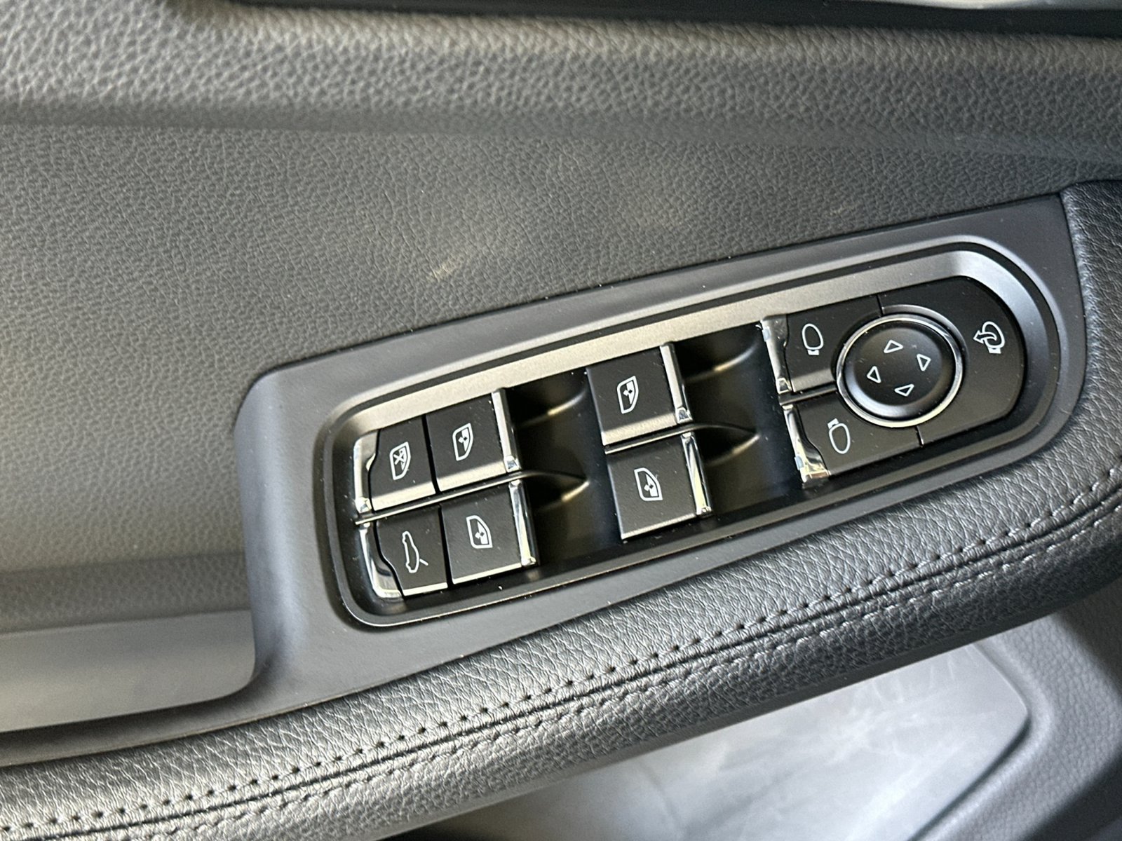 Certified 2024 Porsche Macan AWD/4WD image 13