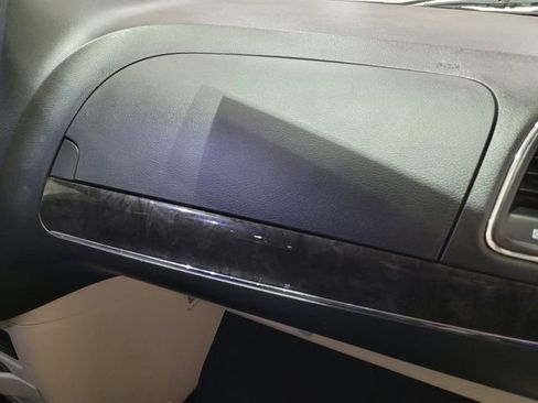 Used 2015 Chrysler Town & Country Touring-L image 50