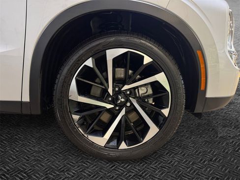 Used 2023 Mitsubishi Outlander SE image 11