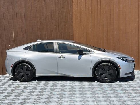 Used 2025 Toyota Prius LE FWD image 12