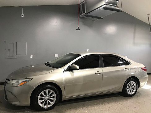 Used 2016 Toyota Camry LE image 7