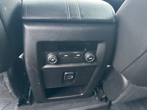 Certified 2023 Chevrolet Traverse LT image 24