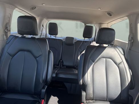 Used 2023 Chrysler Pacifica Touring-L FWD image 11