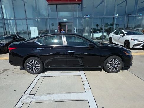 Used 2023 Nissan Altima 2.5 SV image 3