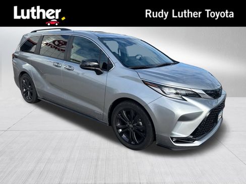 Certified 2021 Toyota Sienna XSE w/ XSE Plus Package image 1