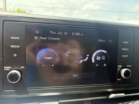 Used 2024 Kia Carnival LX FWD image 18