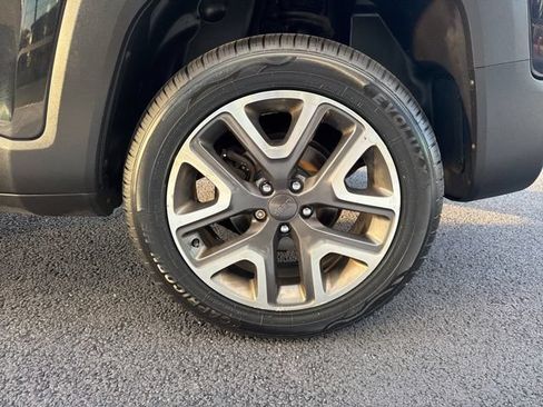 Used 2018 Jeep Renegade Latitude w/ Cold Weather Group AWD/4WD image 8