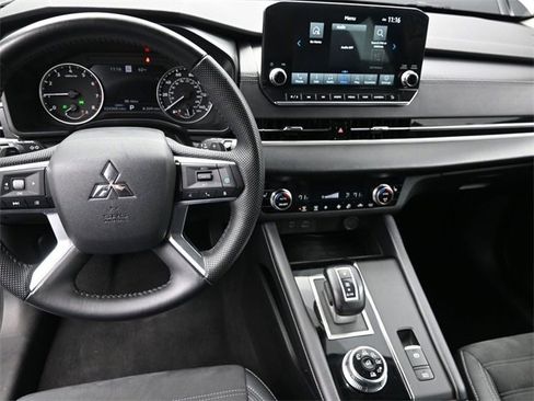 Used 2023 Mitsubishi Outlander SE image 19
