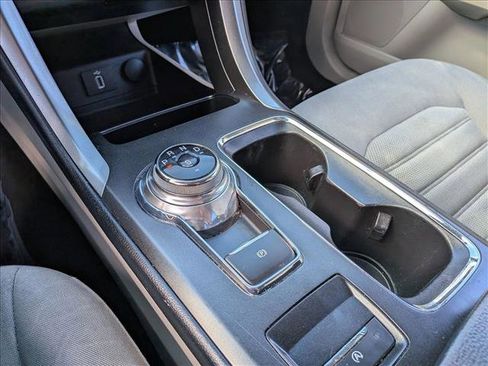 Used 2017 Ford Fusion SE w/ Fusion SE Technology Package image 11