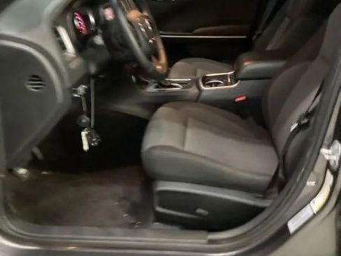 Used 2017 Dodge Charger SE RWD image 4