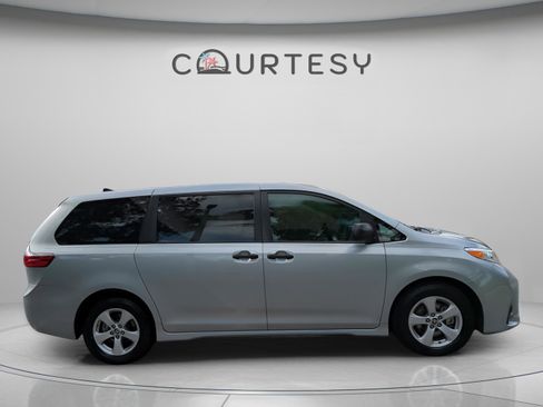 Used 2020 Toyota Sienna L FWD image 8