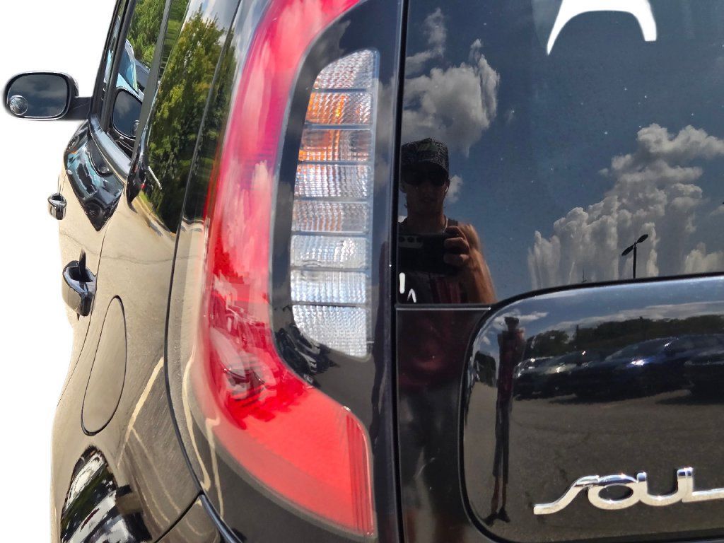 Used 2019 Kia Soul + FWD image 11