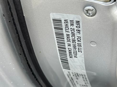 Used 2024 Chrysler Pacifica Touring-L image 29