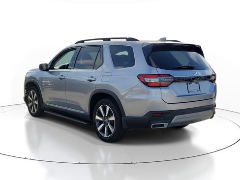 Used 2023 Honda Pilot Touring image 4