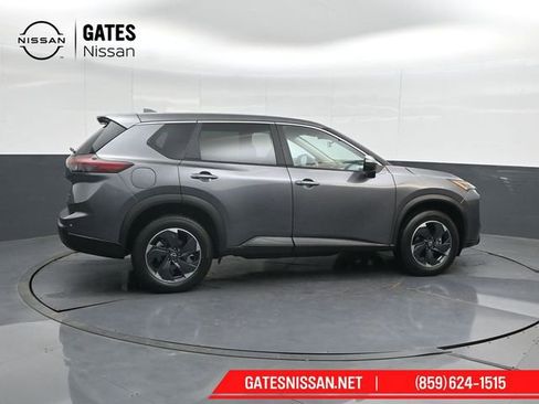 Used 2025 Nissan Rogue SV image 3