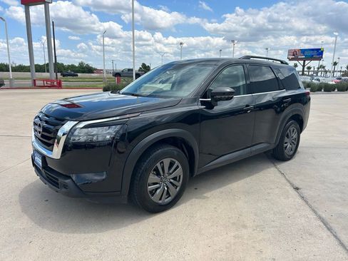 Certified 2025 Nissan Pathfinder SV FWD image 3