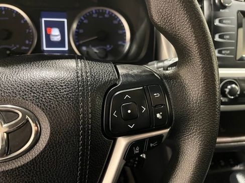 Used 2018 Toyota Highlander LE image 25