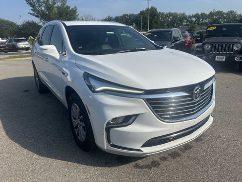 Used 2024 Buick Enclave Essence AWD/4WD image 2