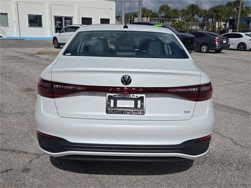 New 2025 Volkswagen Jetta SE image 4