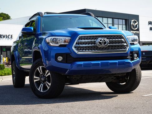 Used 2017 Toyota Tacoma TRD Sport w/ Tow Package AWD/4WD image 2