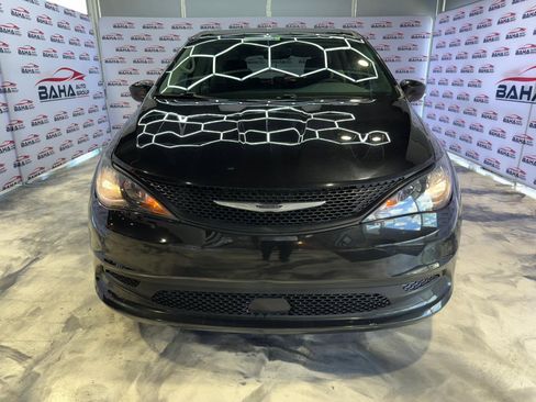 Used 2023 Chrysler Voyager LX image 2