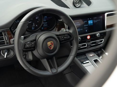 Certified 2025 Porsche Macan image 19