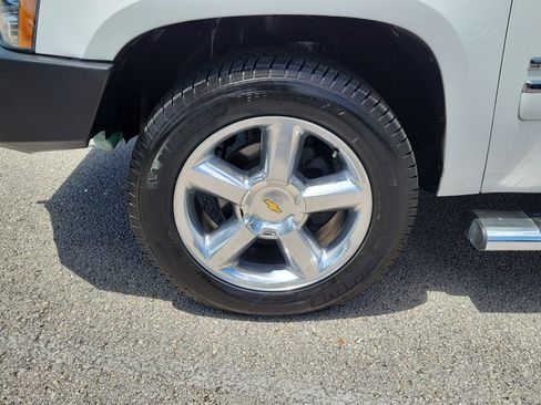 Used 2014 Chevrolet Suburban LTZ AWD/4WD image 5