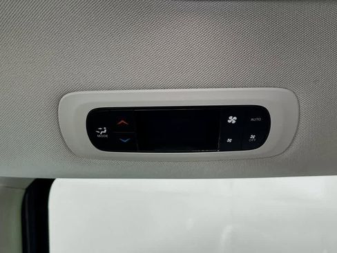 Used 2022 Chrysler Pacifica Touring-L image 12