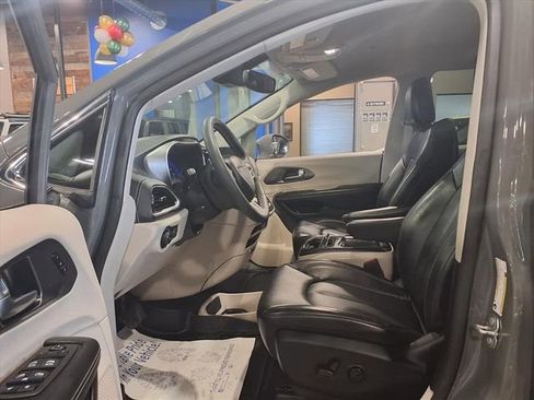 Used 2022 Chrysler Pacifica Touring-L image 14
