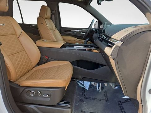 Certified 2024 Cadillac Escalade Premium Luxury AWD/4WD image 40